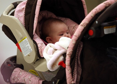 “Bà mẹ tuổi teen” đưa con đi shopping - 1