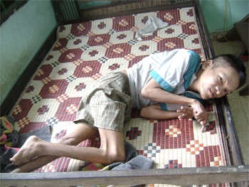 Cô giáo bán bánh tét nuôi 2 con tàn tật - 1