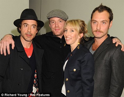 Guy Ritchie tìm vui bên bạn bè - 1