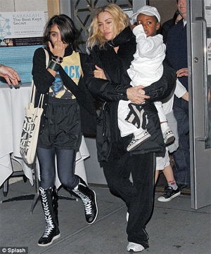 Guy Ritchie tìm vui bên bạn bè - 3