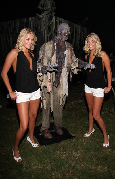 “Bồ” cũ, “bồ” mới của ông chủ Playboy đụng mặt - 1