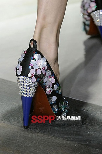 10 mẫu sandal độc đáo nhất hè 2009 - 5