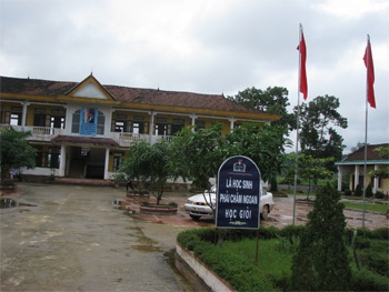 2.000 quyển vở đến với trường tiểu học miền núi Sơn Thọ - 2