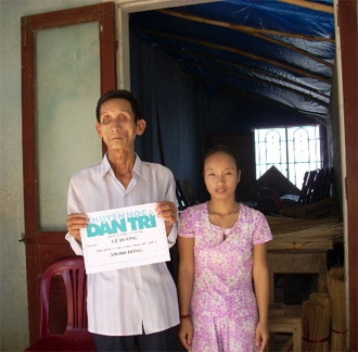 Trao quà cho bé Nguyễn Thị Thu Trang và ông Lê Dường - 1