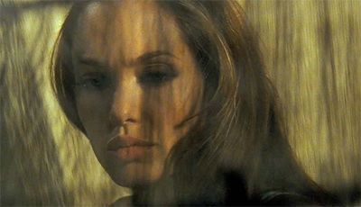 Cảnh "nóng" đầu tiên của Angie trong "Wanted" - 9