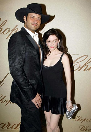 Cô “phù thủy” gợi cảm Rose McGowan đính hôn - 1