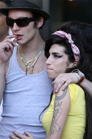 Amy Winehouse lại nhập viện - 2