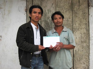 Quà bạn đọc đến với hai gia đình túng quẫn - 1 Quà bạn đọc đến với hai gia đình túng quẫn - 1