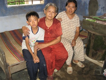 Vẫn nặng gánh ở tuổi “gần đất xa trời” - 1