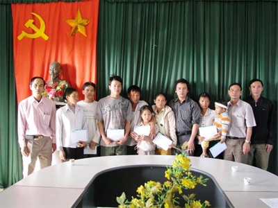 Cháu Trần Văn Trường và 7 gia đình ngư dân tiếp tục nhận quà - 1