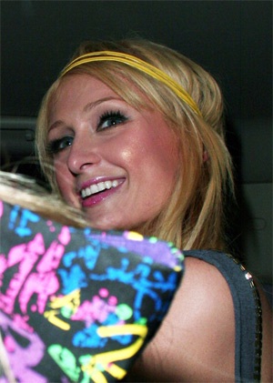 Paris Hilton "vui vẻ" cùng Avril Lavigne - 3 Paris Hilton "vui vẻ" cùng Avril Lavigne - 3