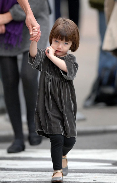 Chùm ảnh bé Suri Cruise “tinh nghịch” trên đường phố - 2 Chùm ảnh bé Suri Cruise “tinh nghịch” trên đường phố - 2