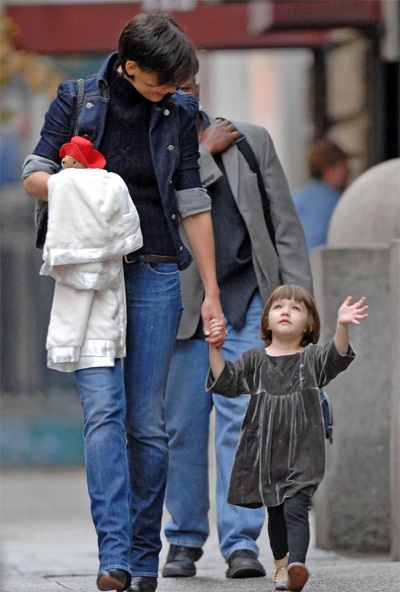 Chùm ảnh bé Suri Cruise “tinh nghịch” trên đường phố - 3 Chùm ảnh bé Suri Cruise “tinh nghịch” trên đường phố - 3