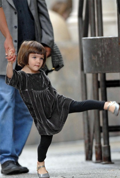 Chùm ảnh bé Suri Cruise “tinh nghịch” trên đường phố - 4 Chùm ảnh bé Suri Cruise “tinh nghịch” trên đường phố - 4