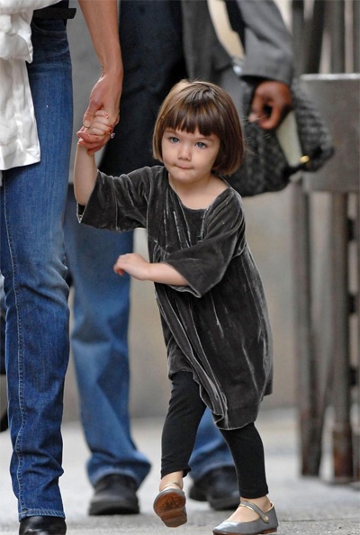 Chùm ảnh bé Suri Cruise “tinh nghịch” trên đường phố - 5 Chùm ảnh bé Suri Cruise “tinh nghịch” trên đường phố - 5