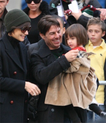 Vợ chồng TomKat - Beck gây náo loạn cả một khu phố - 1 Vợ chồng TomKat - Beck gây náo loạn cả một khu phố - 1