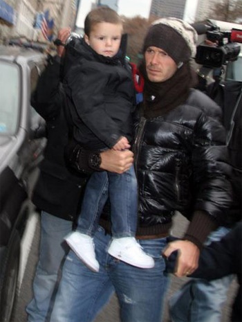 Vợ chồng TomKat - Beck gây náo loạn cả một khu phố - 8 Vợ chồng TomKat - Beck gây náo loạn cả một khu phố - 8