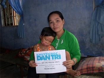 Tiếp tục trao quà cho bé Hồ Thị Thanh Thuỷ và bà Ngô Thị Bòng - 1