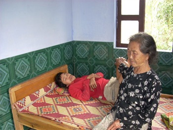 Tiếp tục trao quà cho bé Hồ Thị Thanh Thuỷ và bà Ngô Thị Bòng - 2