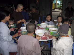 Sư cô Minh Tịnh và 18 đứa trẻ mồ côi - 2