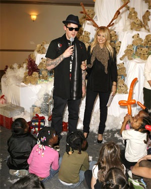 Vợ chồng Nicole Richie trở thành... ông già Noel - 4 Vợ chồng Nicole Richie trở thành... ông già Noel - 4