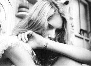 Lily Donaldson và Agyness Deyn “thống trị” Vogue Anh - 3