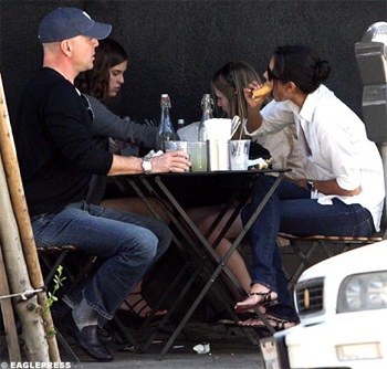 Bruce Willis hẹn hò với người mẫu nội y - 3 Bruce Willis hẹn hò với người mẫu nội y - 3
