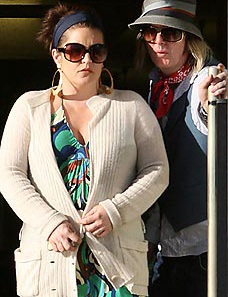 Lisa Marie Presley kiện tờ Daily Mail - 2 Lisa Marie Presley kiện tờ Daily Mail - 2