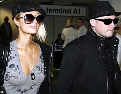 Paris “dừng” yêu sang Nam Phi làm từ thiện - 3