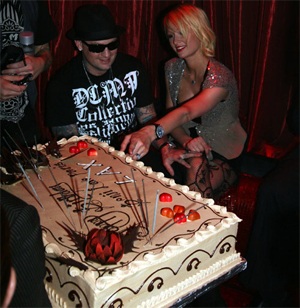 Paris Hilton lại có đêm sinh nhật ấm cúng bên “bồ” mới - 1