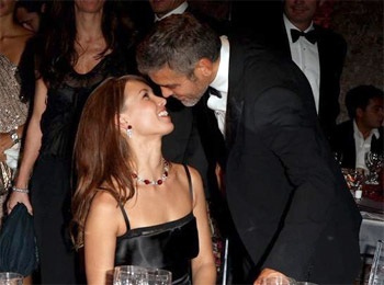 Bồ mới của George Clooney lộ ảnh “nóng” - 2