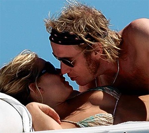 Sienna Miller “yêu” công khai trên biển Mexico - 2