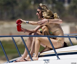 Sienna Miller “yêu” công khai trên biển Mexico - 3