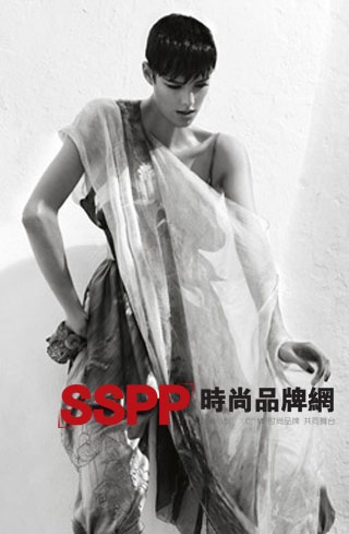 Agyness Deyn khác lạ trong quảng cáo của Giorgio Armani - 13