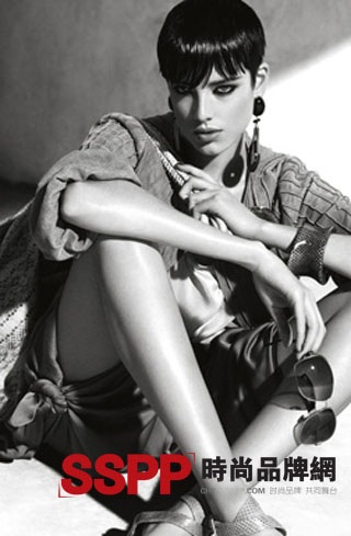 Agyness Deyn khác lạ trong quảng cáo của Giorgio Armani - 7