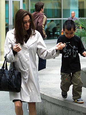 Bà bầu Angelina “kết” phong cách thời trang cổ điển - 5