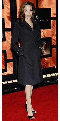 Bà bầu Angelina “kết” phong cách thời trang cổ điển - 1