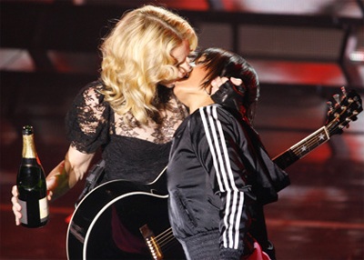 Madonna lại hôn người đồng giới trên sân khấu - 5 Madonna lại hôn người đồng giới trên sân khấu - 5