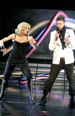 Madonna lại hôn người đồng giới trên sân khấu - 10 Madonna lại hôn người đồng giới trên sân khấu - 10