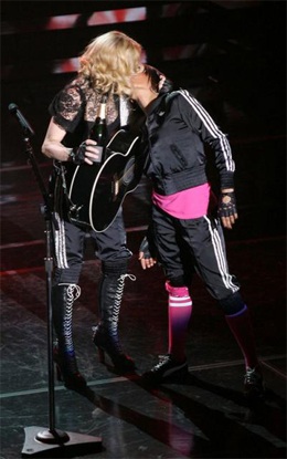 Madonna lại hôn người đồng giới trên sân khấu - 4 Madonna lại hôn người đồng giới trên sân khấu - 4