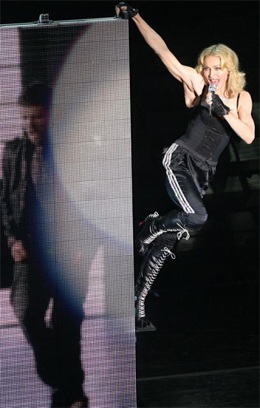 Madonna lại hôn người đồng giới trên sân khấu - 8 Madonna lại hôn người đồng giới trên sân khấu - 8