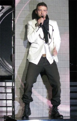 Madonna lại hôn người đồng giới trên sân khấu - 9 Madonna lại hôn người đồng giới trên sân khấu - 9