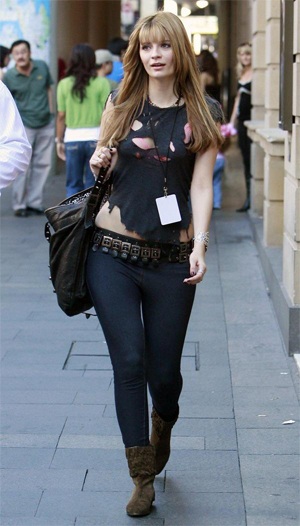 Kiểu khoe áo ngực “lạ đời” của Misha Barton - 1 Kiểu khoe áo ngực “lạ đời” của Misha Barton - 1