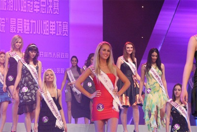 Hoa hậu Bali là người đẹp duyên dáng nhất! - 4