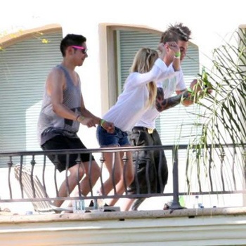 "Vợ chồng" Nicole Richie trở lại với tiệc tùng - 4