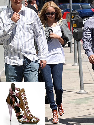 “Sao” và thời trang giầy khủng bố - 2