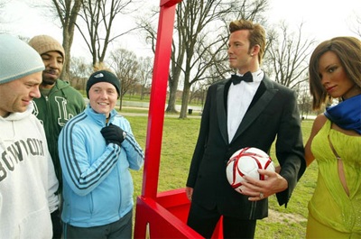 Bà Beck lăng-xê quần jean ống loe, rách gấu - 3