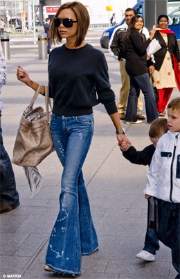 Bà Beck lăng-xê quần jean ống loe, rách gấu - 1