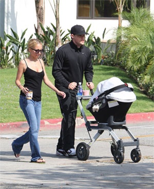 “Vợ chồng” Nicole đưa bé Harlow đi dạo  - 1