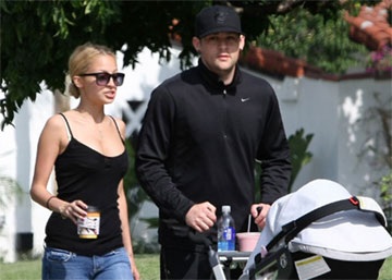 “Vợ chồng” Nicole đưa bé Harlow đi dạo  - 2